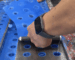 mano cortando la cera sobrante en los moldes fábrica de velas y aromas