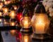 velas y flores al anochecer en cementerio polaco